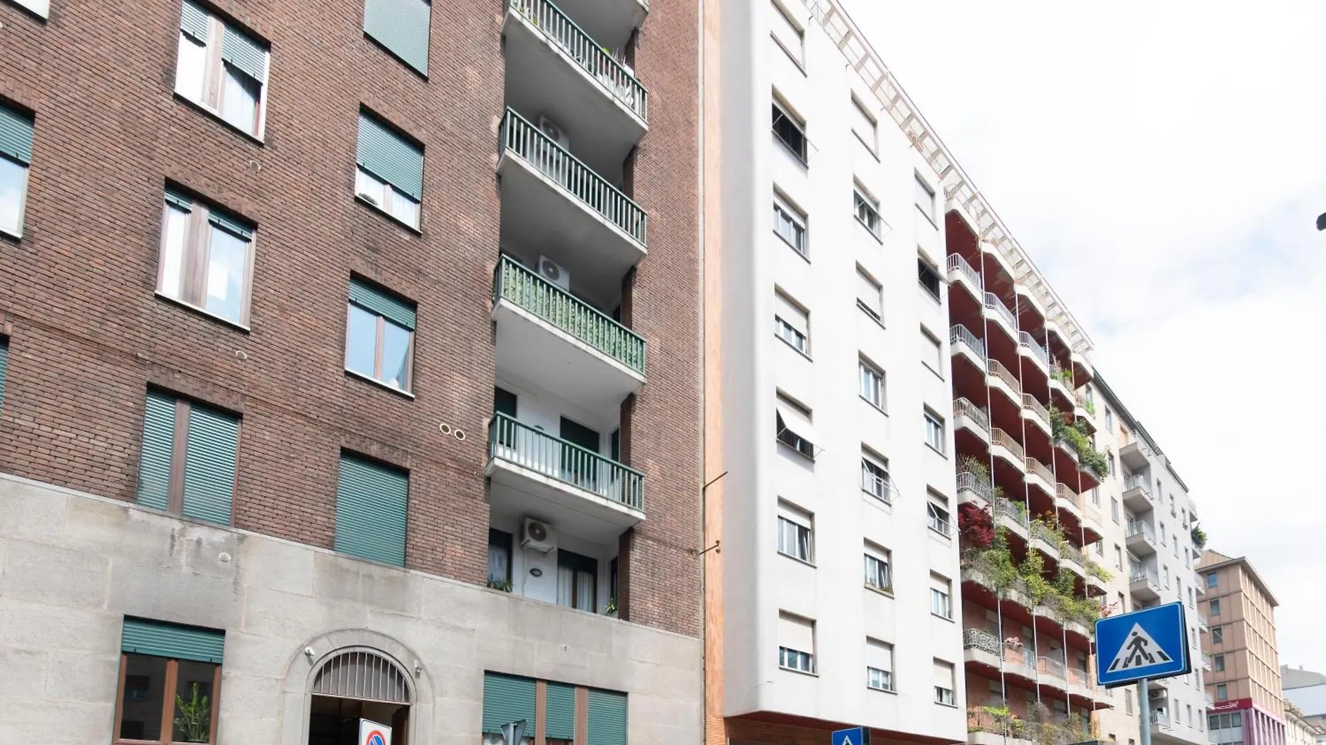 Modern & Stylish Near Isola & Central Station Милан 0*,  Италия