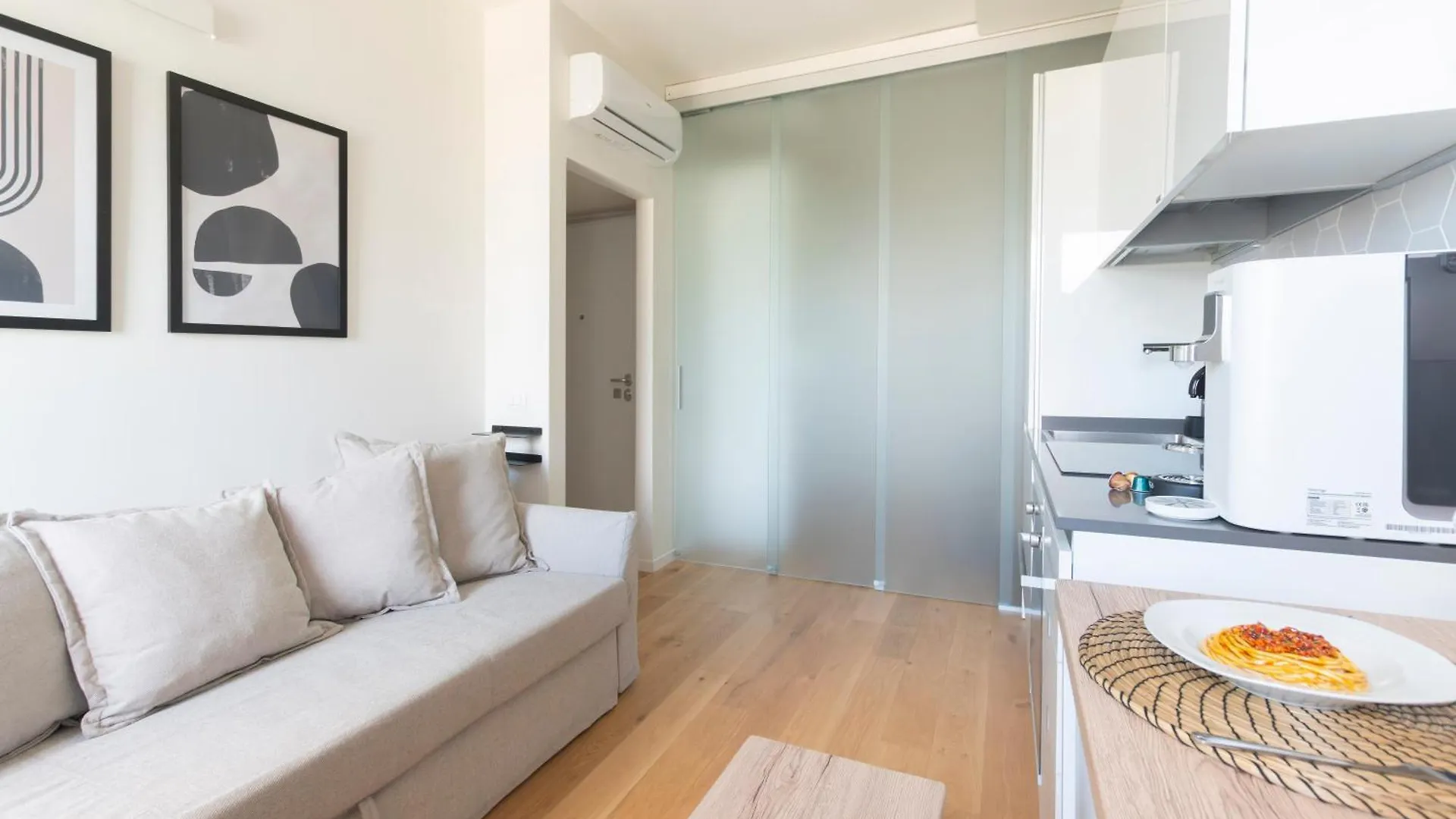 Апартаменты Modern & Stylish Near Isola & Central Station Милан Италия