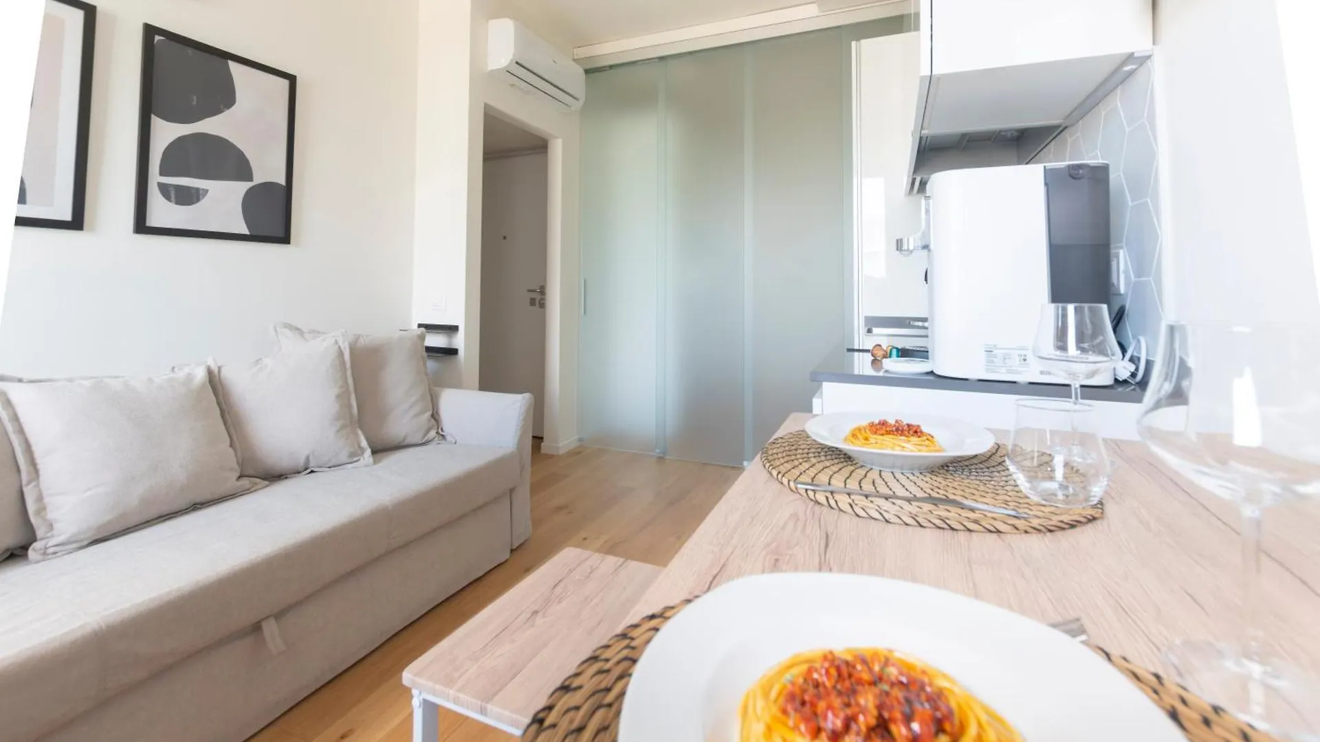 Апартаменты Modern & Stylish Near Isola & Central Station Милан