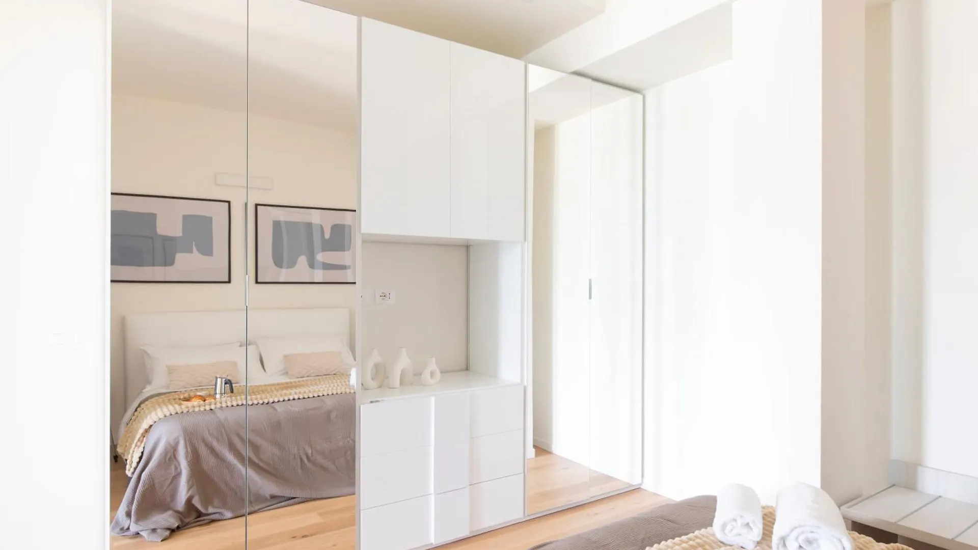 Modern & Stylish Near Isola & Central Station Милан