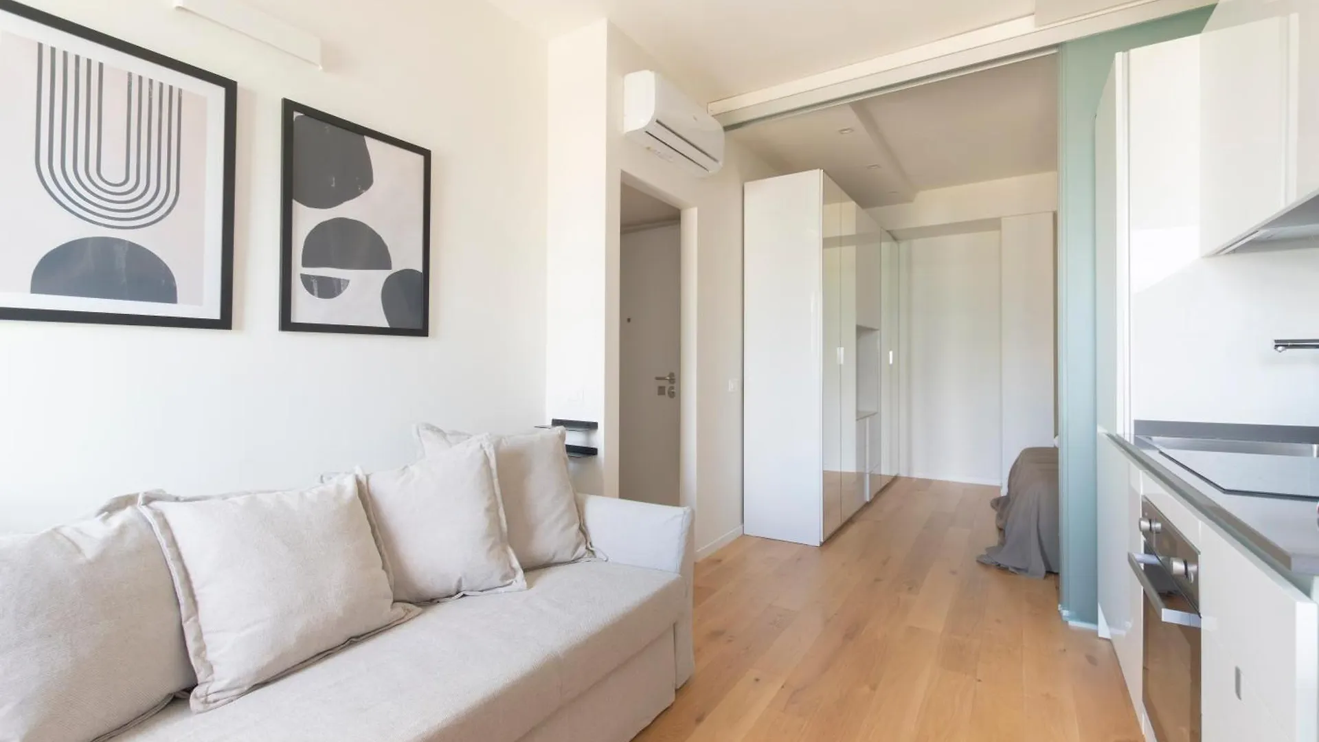 Modern & Stylish Near Isola & Central Station Milan