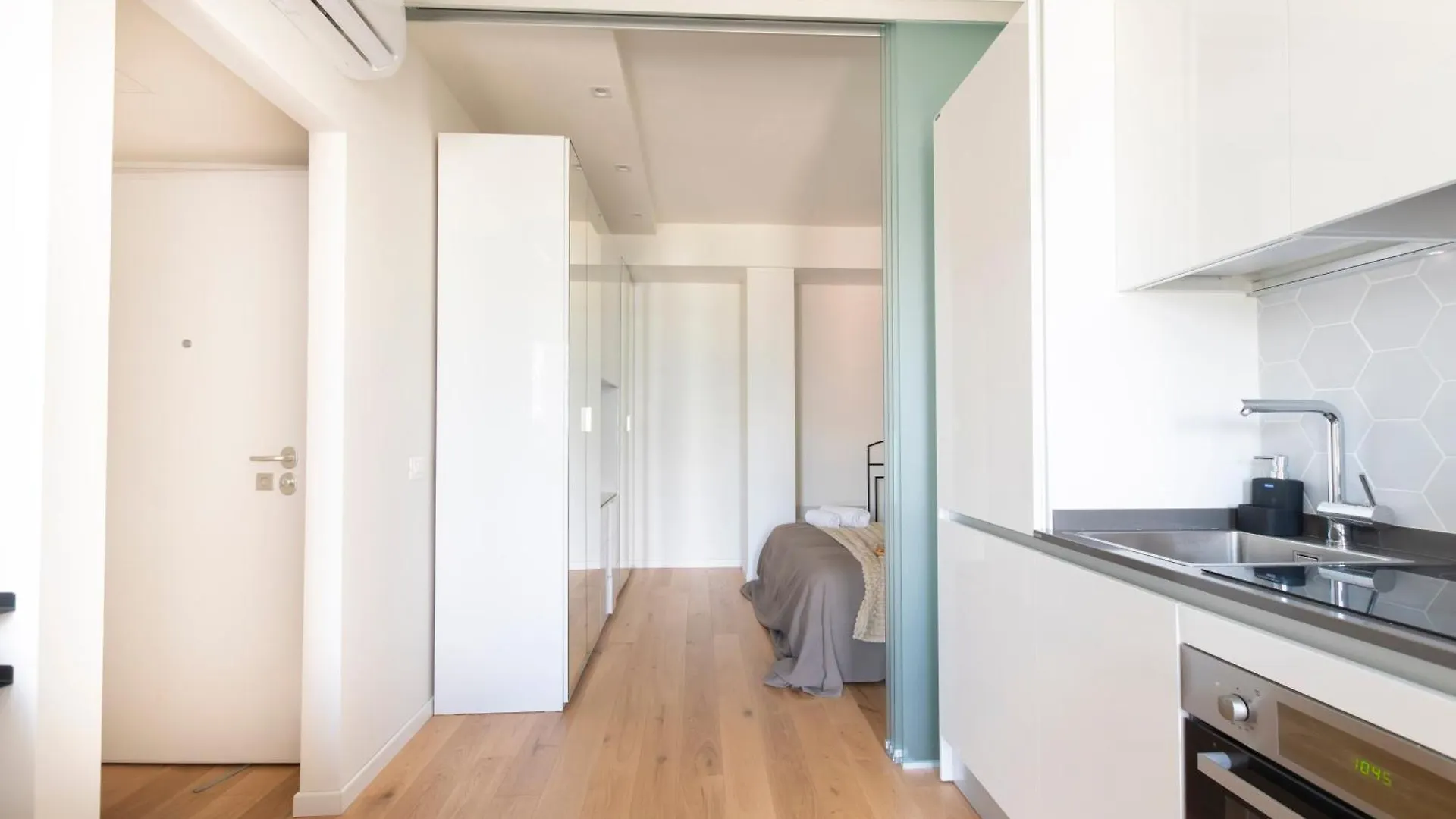 Modern & Stylish Near Isola & Central Station Milan Apartment