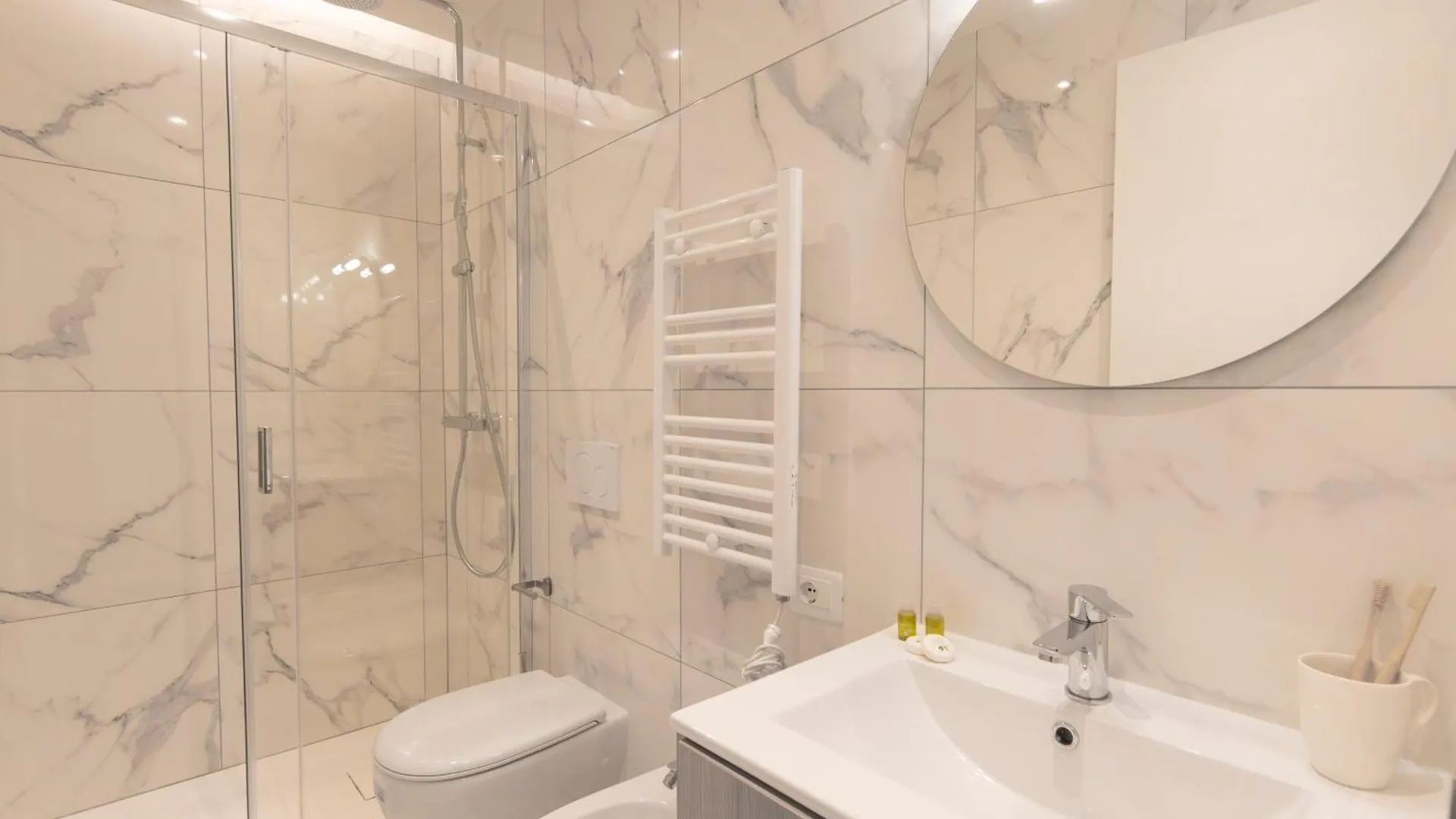 Modern & Stylish Near Isola & Central Station ميلان شقة