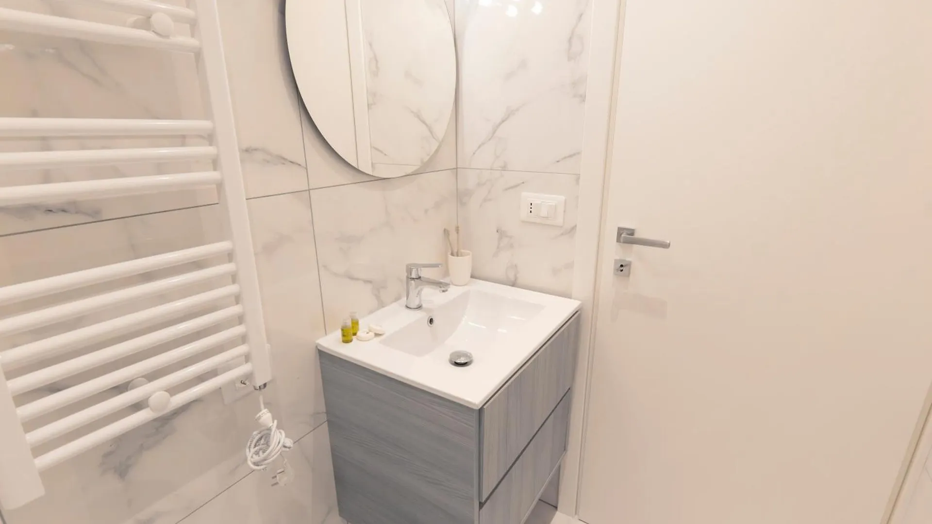 Modern & Stylish Near Isola & Central Station ميلان إيطاليا